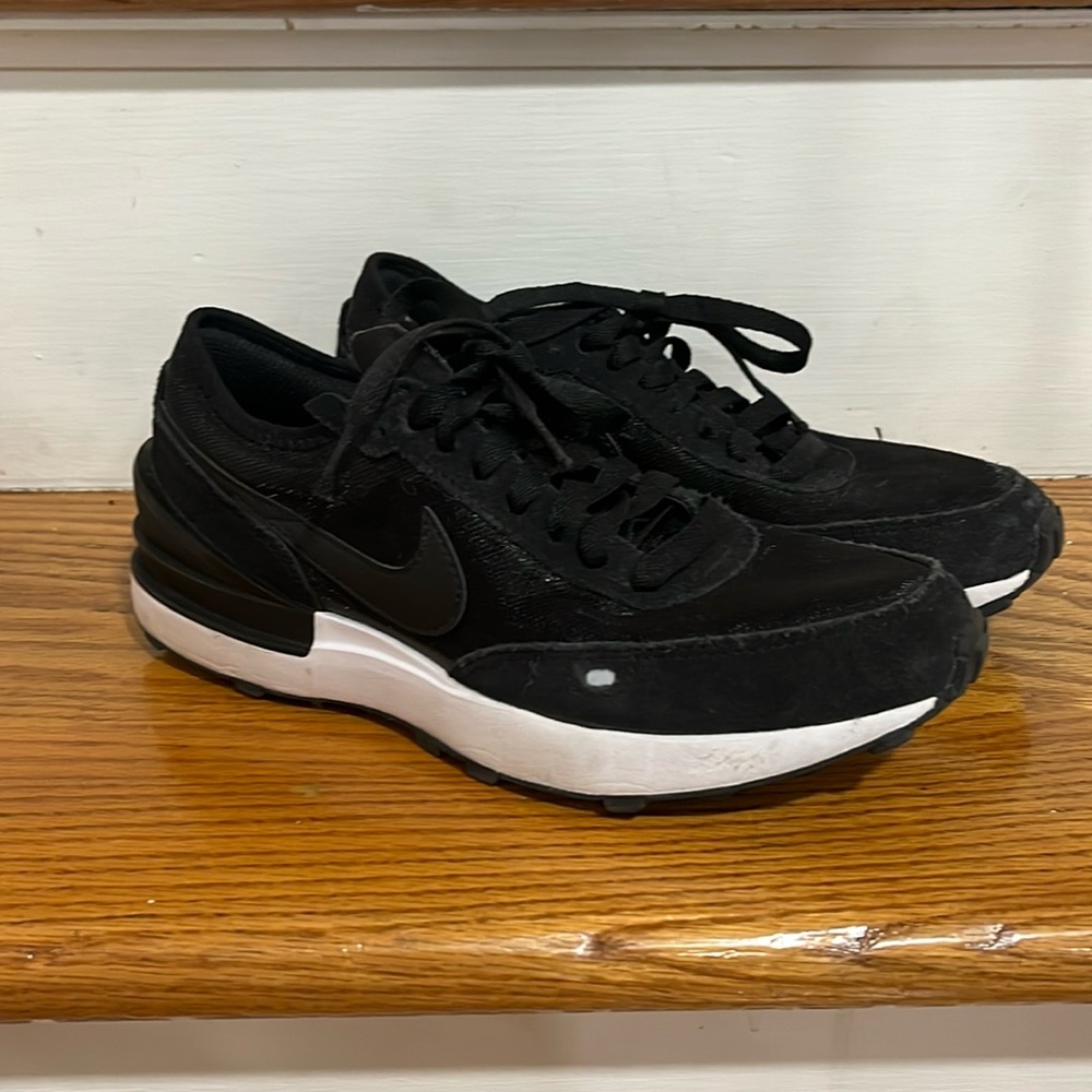 NIKE Kids Black Waffle One. Size 4
